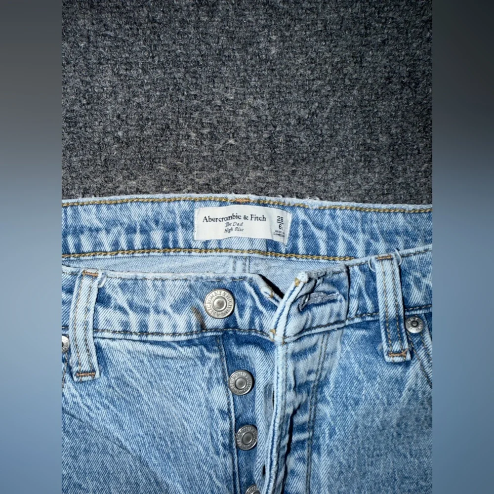 Abercrombie & Fitch Light Wash Denim Jeans - Picture 3 of 3